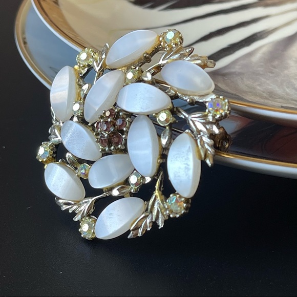 Vintage crystal flower round elegant victorian brooch - Picture 5 of 14